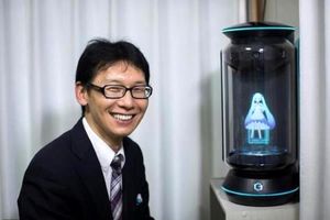 یک مرد ژاپنی با هولوگرام ازدواج کرد!
