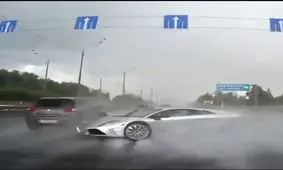 سرخوردن لامبورگینی در هوای بارانی