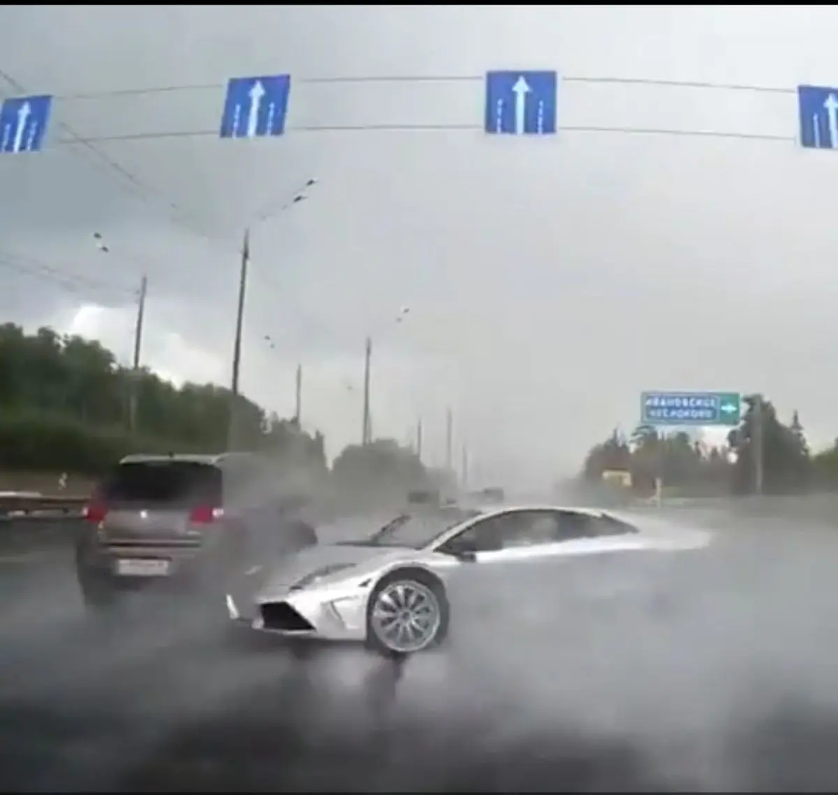 سرخوردن لامبورگینی در هوای بارانی