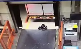 له شدن یک کارگر پس از دنده عقب رفتن تریلی + فیلم