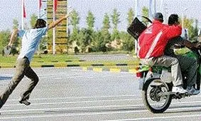 ویدئو/موتور سوار گوشی دزد