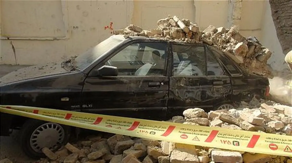 ریزش دیوار روی 5 خودرو در غرب تهران