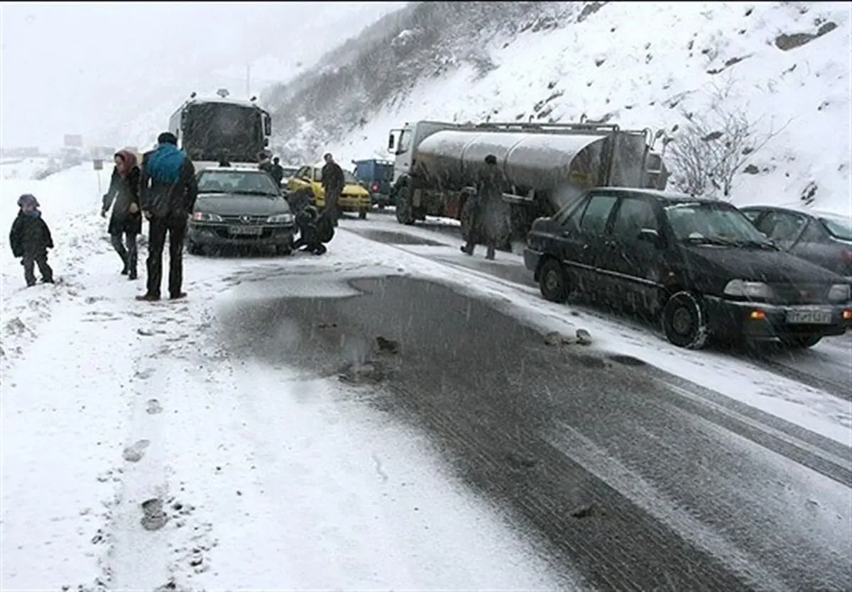 برف و باران در جاده‌های ۱۰ استان/ چالوس باز شد