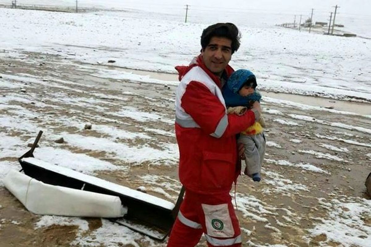 نجات کودک عشایر الیگودرزی گرفتار در برف توسط نیروهای هلال‌احمر