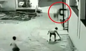 نجات معجزه آسای پسرخردسال هنگام سقوط از ساختمان +فیلم