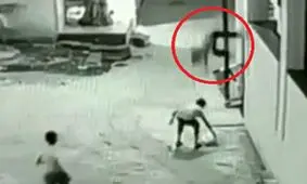 نجات معجزه آسای پسرخردسال هنگام سقوط از ساختمان +فیلم