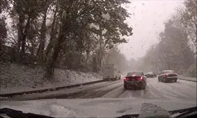 گرفتار شدن خودروهای دیفرانسیل جلو در جاده برفی + فیلم