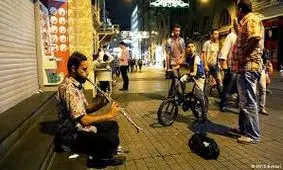 ویدئو/برخورد با سه جوان نوازنده خیابانی