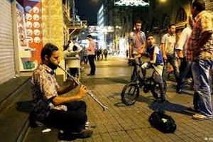 ویدئو/برخورد با سه جوان نوازنده خیابانی