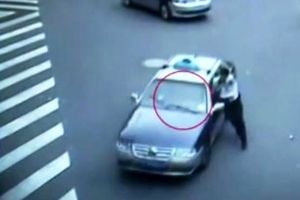 حرکت عجیب مرد بدون گواهینامه در چین!