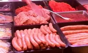 ترفندی جدید برای فروش سوسیس و کالباس فاسد ! مراقب باشید