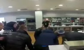 جوانی در مسکو با یک وان پر از سکه، ایفون خرید!