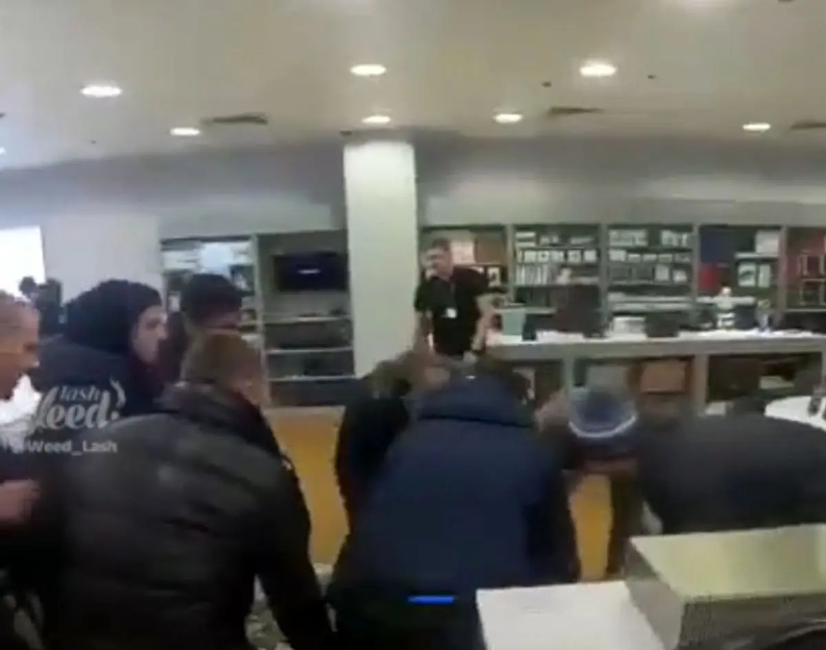 جوانی در مسکو با یک وان پر از سکه، ایفون خرید!