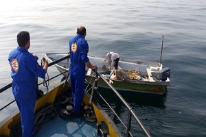 ۲ سرنشین قایق صیادی در آبهای دریای عمان نجات یافتند