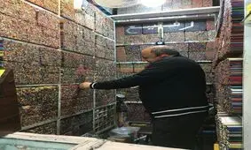 تصویری از مداد رنگی فروشی در بازار تهران