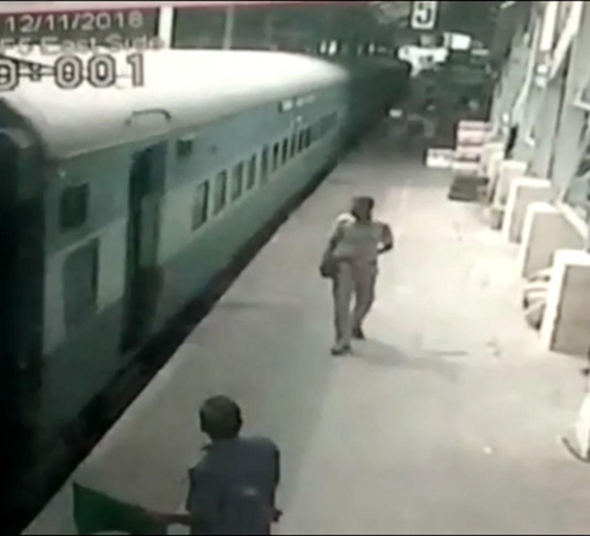 نجات زنی از زیر ریل قطار! +فیلم