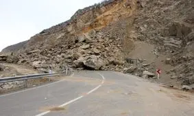 بارش ها سبب ریزش سنگ در جاده کرج - چالوس شد