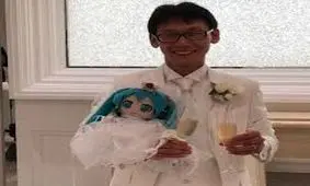 ازدواج یک مرد ژاپنی با عروس مجازی!