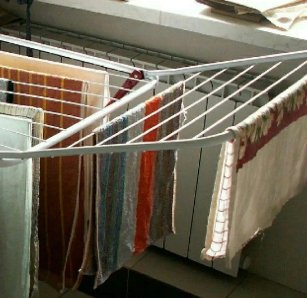 هرگز لباس ها را در خانه خشک نکنید