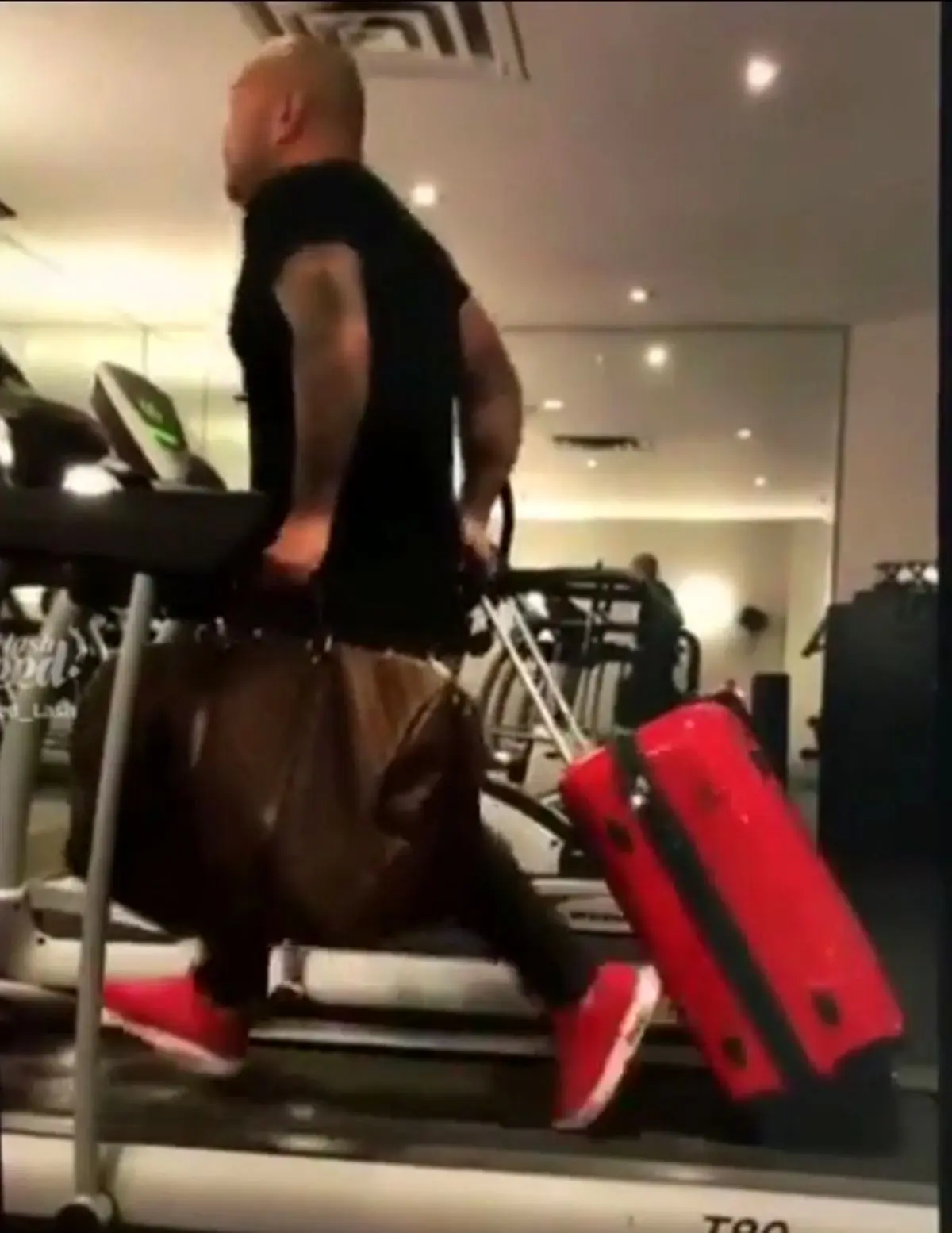 اگه "کریم شیره ایی" باشه و بره فرودگاه "آرنولد" میاد بیرون از بس که تاخیر دارن پروازها