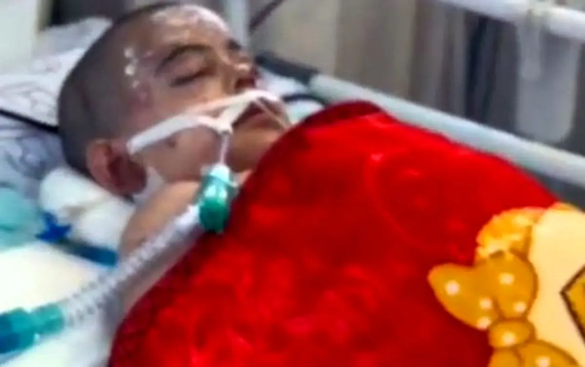 گریه خبرنگار خارجی از دیدن کودک ۲ ساله‌ای که  تمام ۵ عضو خانواده‌اش را از دست داده  | فیلم