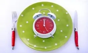چرا باید هر روز سر ساعت مشخصی غذایتان را بخورید؟/تحقیقات جدید درباره لزوم نظم وعده‌های غذایی