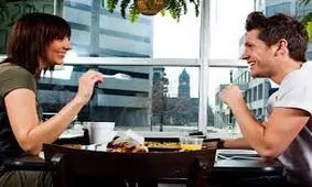 10 کاری که نباید در ملاقات اول انجام داد