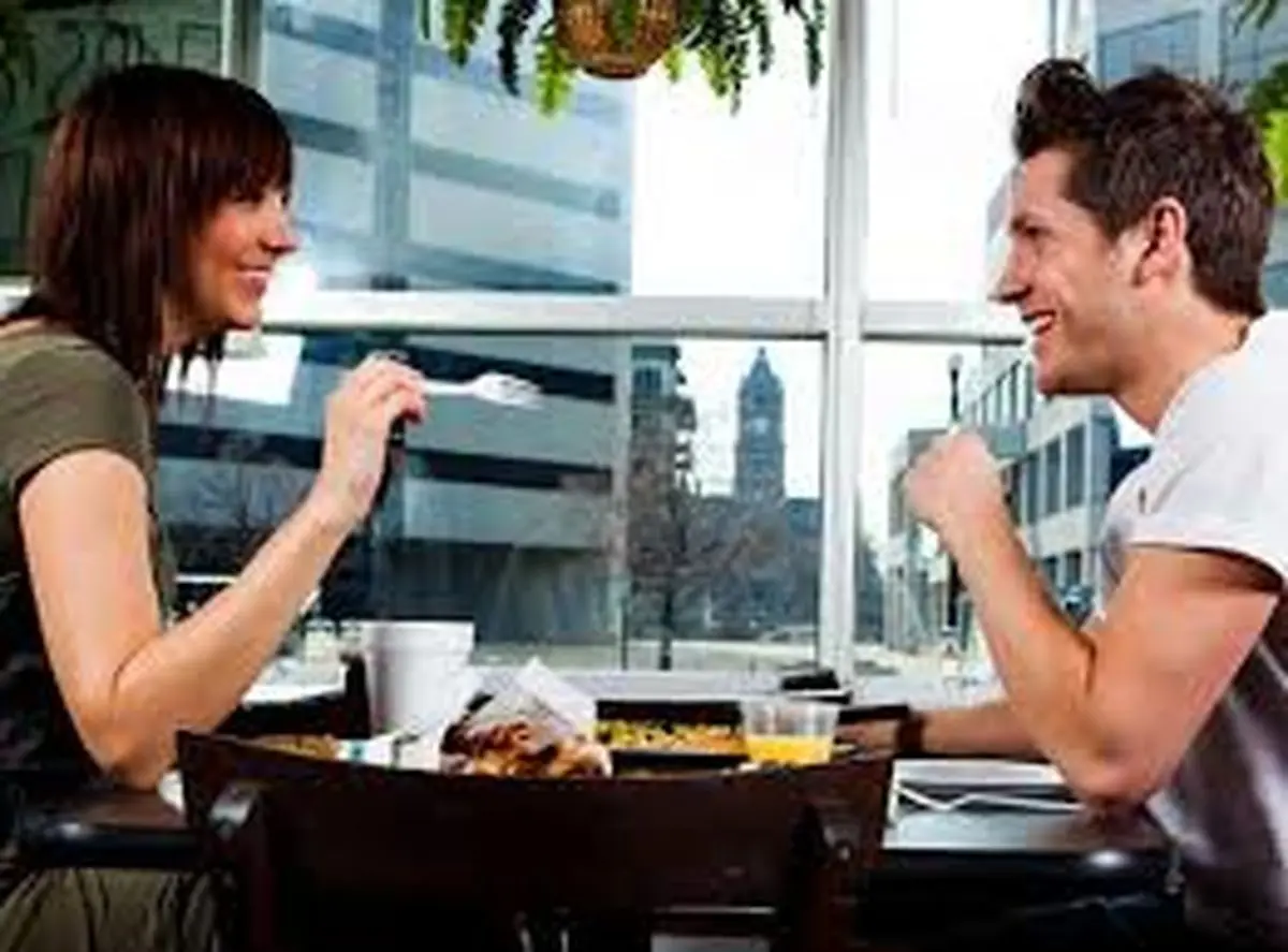 10 کاری که نباید در ملاقات اول انجام داد