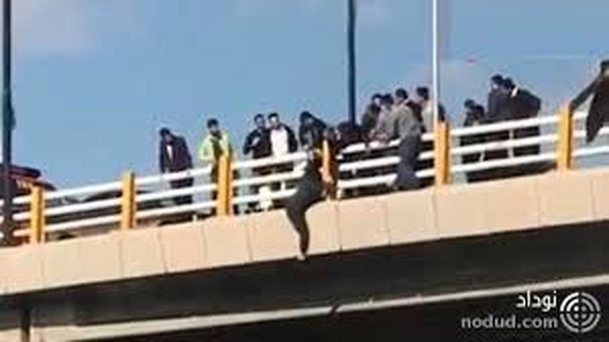 خودکشی از پل هوایی در مهاباد + فیلم