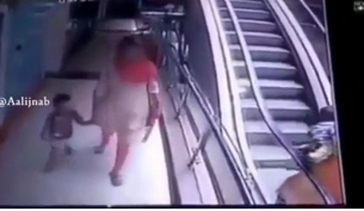 تصویر وحشتناک رها شدن کودک از دستان مادر به طبقه پایین یک مرکز خرید