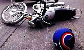 زنده ماندن موتورسوار پس از تصادف عجیب با تریلی هجده چرخ + فیلم