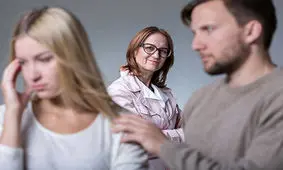 با شوهر بچه ننه‌تان چه کنید؟