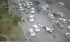 تصویری از تصادفی وحشتناک با خودرو پارک شده در اتوبان