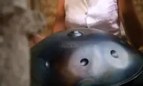 ویدئو/هنگ نوازی یک هنرمند در بازار بزرگ تهران