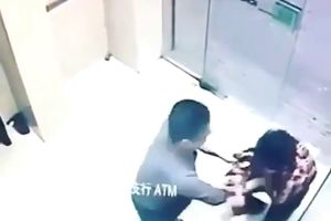 سرقت پسر چینی در جلوی عابر بانک با چاقو +فیلم