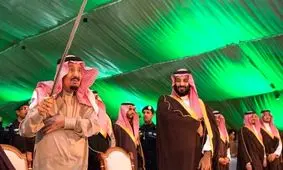 "رقص عَرضَه" ملک سلمان در کنار پسرش در جریان بزرگترین تور داخلی‌شان