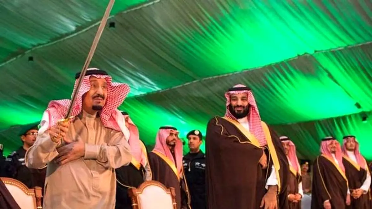 "رقص عَرضَه" ملک سلمان در کنار پسرش در جریان بزرگترین تور داخلی‌شان