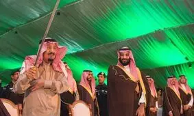 "رقص عَرضَه" ملک سلمان در کنار پسرش در جریان بزرگترین تور داخلی‌شان