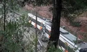 خارج شدن مرگبار قطار از ریل در بارسلونا + فیلم