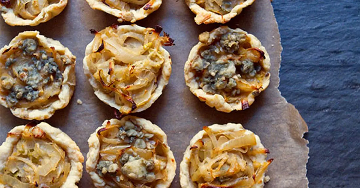 طرز تهیه پیاز کاراملی برای پیتزا و آش و عدس پلو