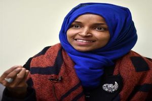 شادمانى اولین زن مسلمان محجبه بعد از پیروزى در انتخابات محلی آمریكا