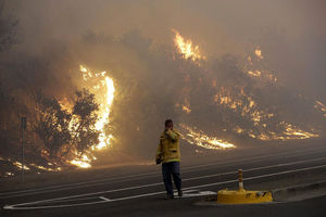 شرایط جوی، مهار آتش در کالیفرنیا را دشوار کرده‌ است