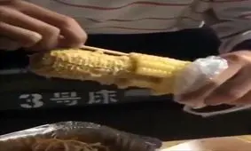 طریقه صحیح خوردن بلال