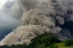 فوران آتشفشان در گواتمالا هزاران نفر را فراری داد