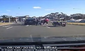 خشم موتورسوار در چهارراه دامان راننده خودرو را گرفت +فیلم