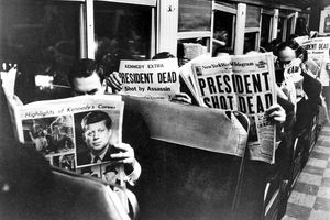 اخبار مربوط به ترور پرزیدنت کندی، تیتر یک مطبوعات آمریکا – ١٩٦٣+ عکس