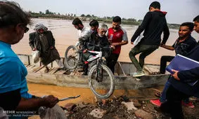 دردسر زندگی مردمی که مجبورند با قایق از آبادی‌شان بیرون بروند
