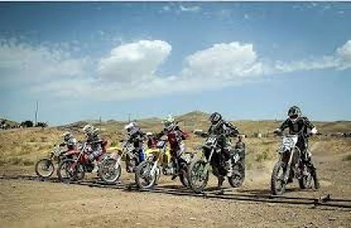 ویدیویی از عدم کنترل و تصادف موتور سوار