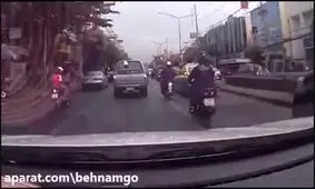 راننده خودرویی که حادثه جالبی برای موتور سوار رقم زد+فیلم