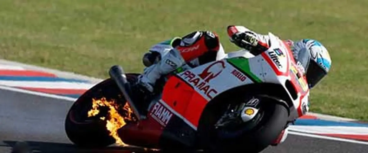 لحظه آتش گرفتن موتورسیکلت در پیست +فیلم